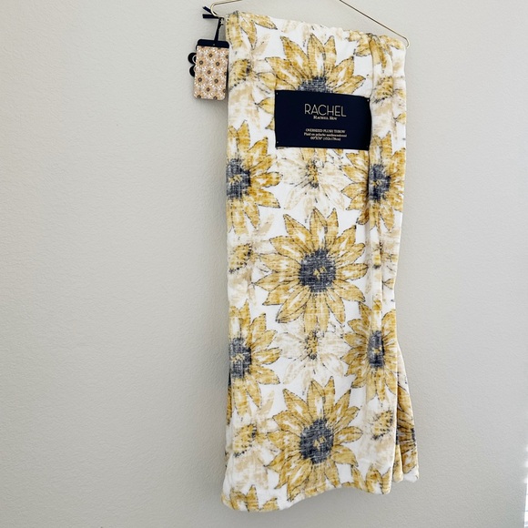 NEW RACHEL Rachel Roy Sunflower Plush Blanket - Picture 2 of 7
